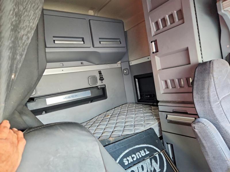 2020 Mack PI64T Semi Truck