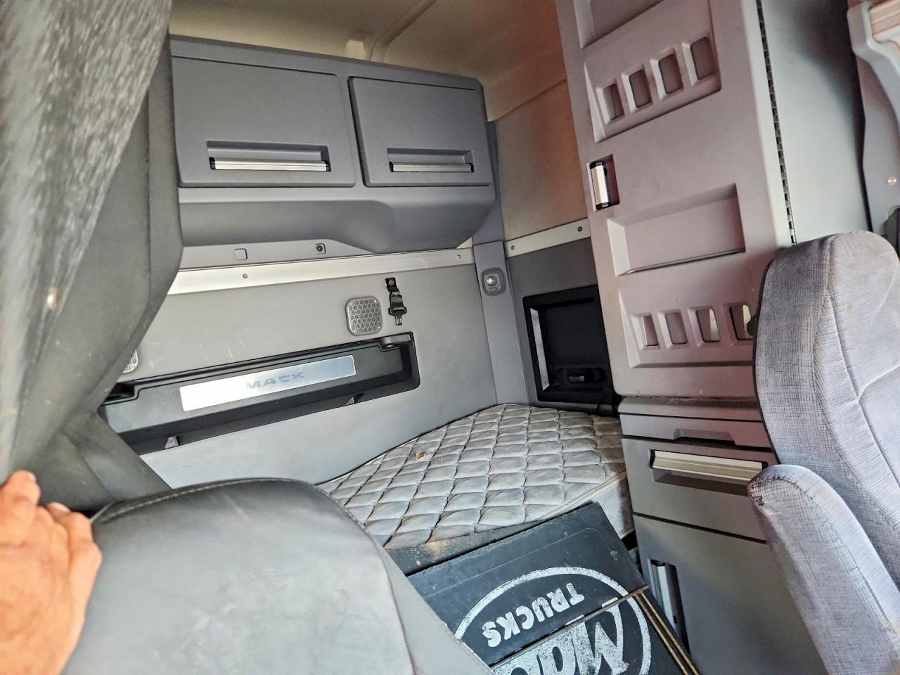 2020 Mack PI64T Semi Truck