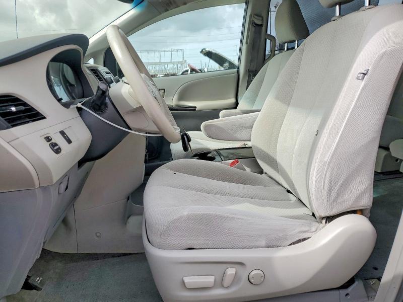 2012 Toyota Sienna le