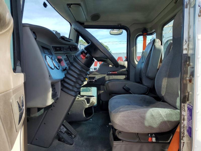 2016 Kenworth T300 Semi Truck