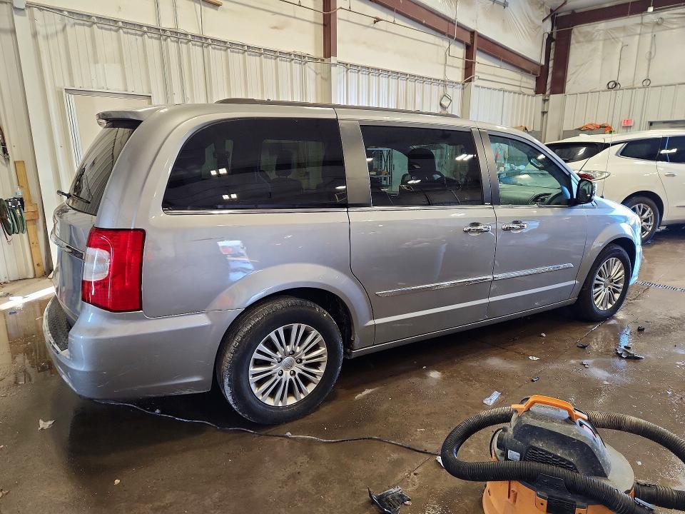 2013 Chrysler Town & Country Touring l