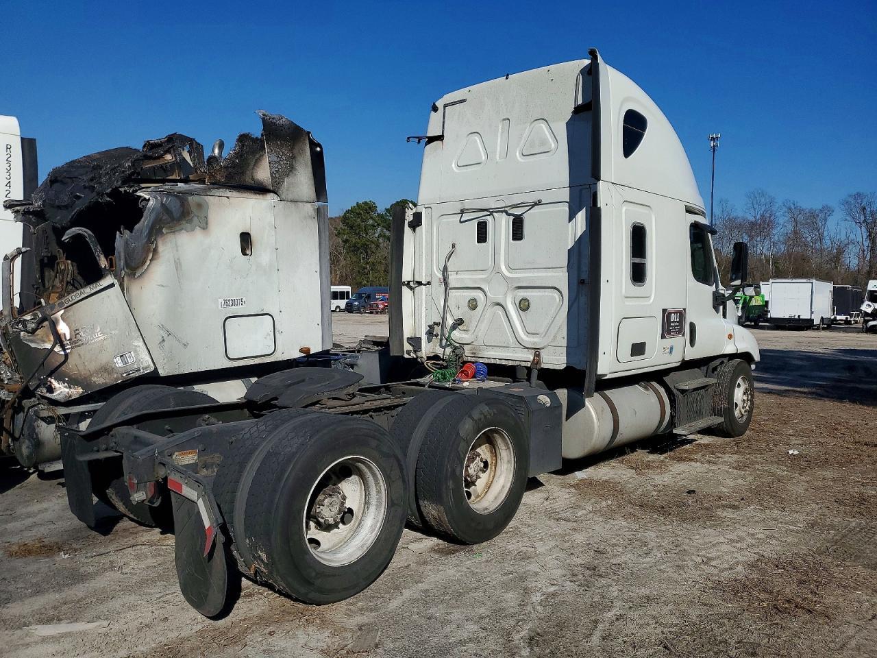2014 Freightliner Cascadia Semi Truck