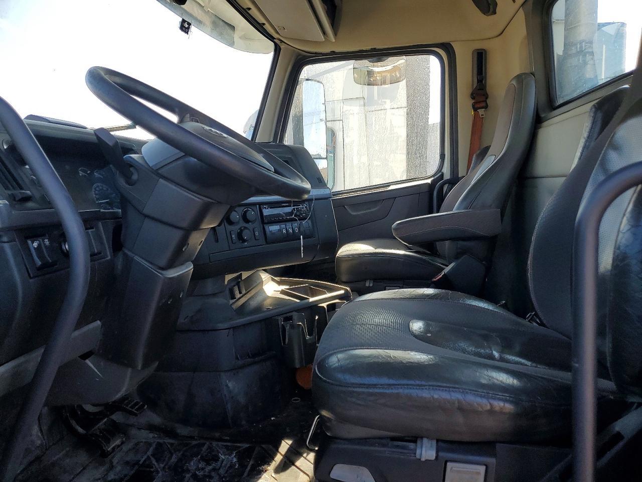 2020 Volvo VNR Semi Truck