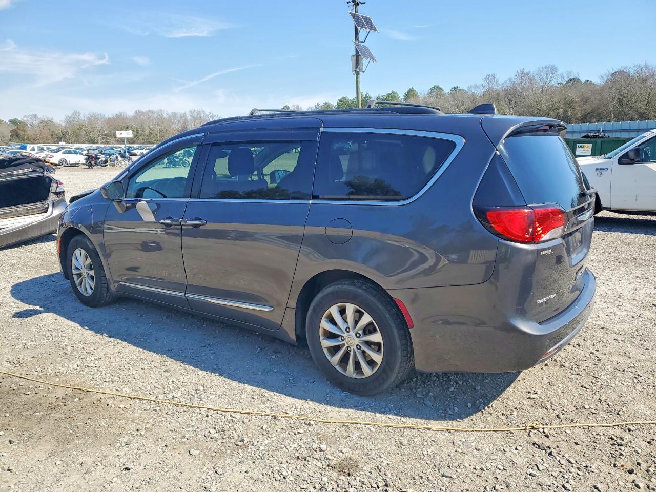 2017 Chrysler Pacifica Touring l