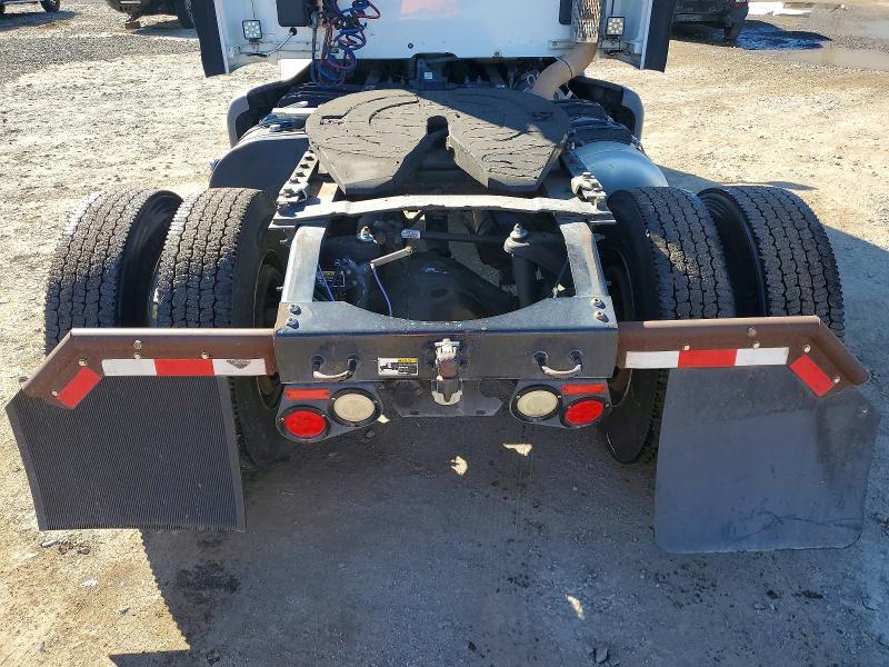 2015 Peterbilt 579 box Truck