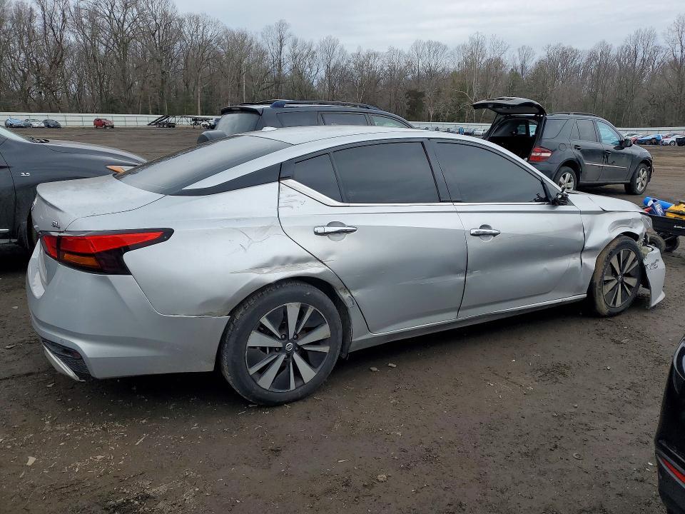 2020 Niss Altima
