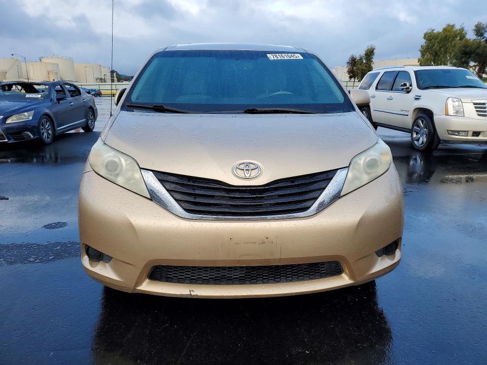 2012 Toyota Sienna le 8-passenger