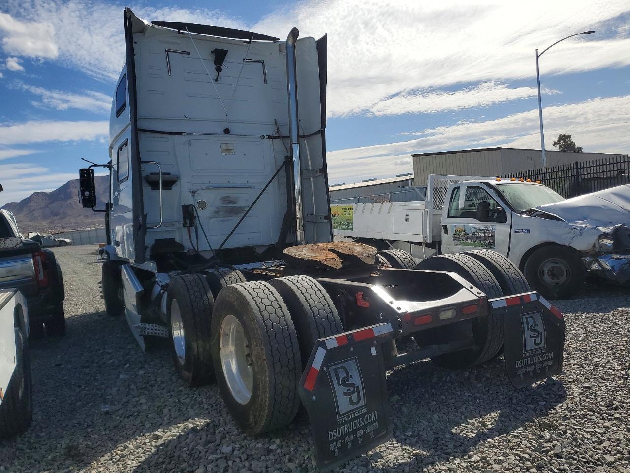 2013 Volvo VNL Semi Truck