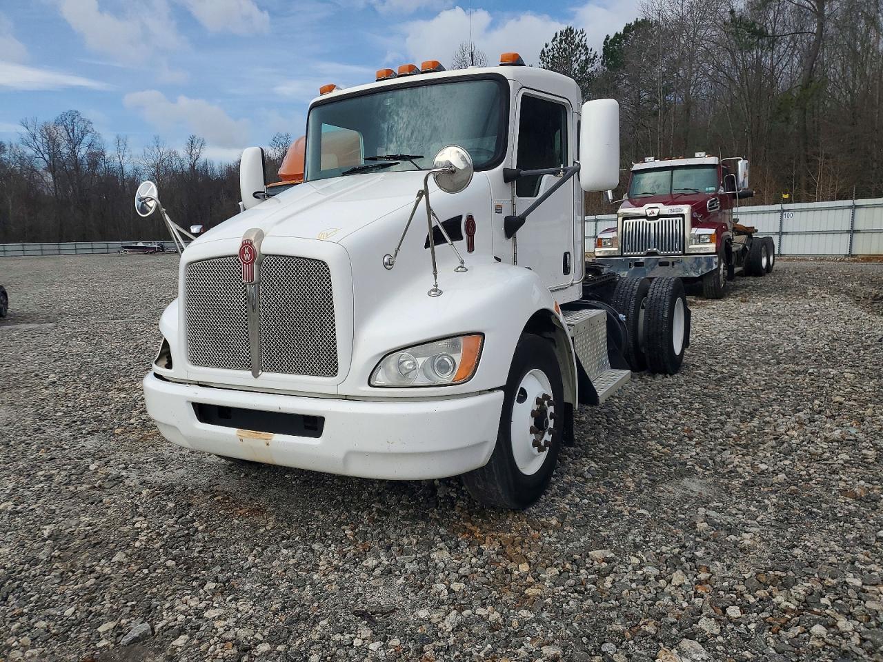 2016 Kenworth T300 Semi Truck