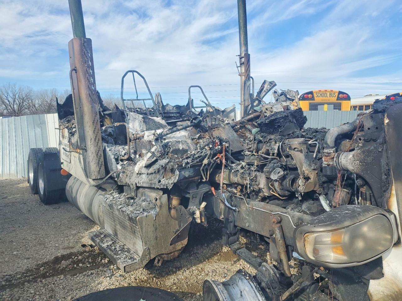 2020 Peterbilt 567 Semi Truck