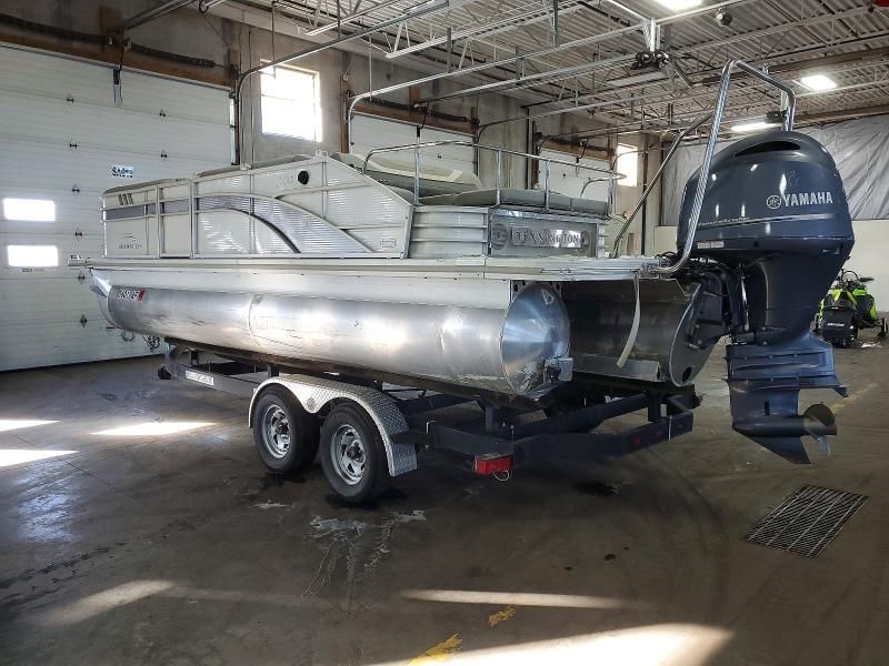 2021 Bennington Pontoon-Pontoon Boat