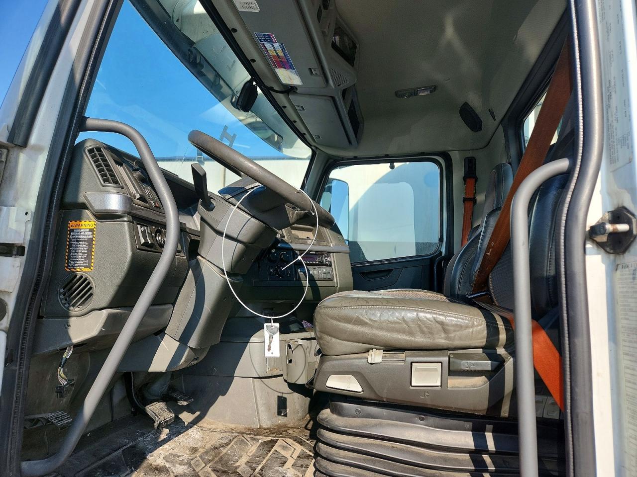 2020 Volv O VNR Semi Truck