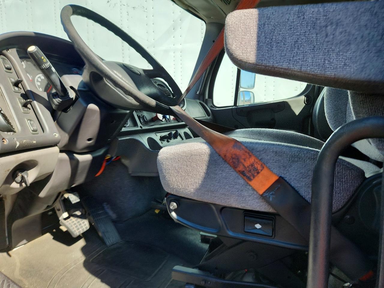 2015 Freightliner Business Class M2 Semi Truck