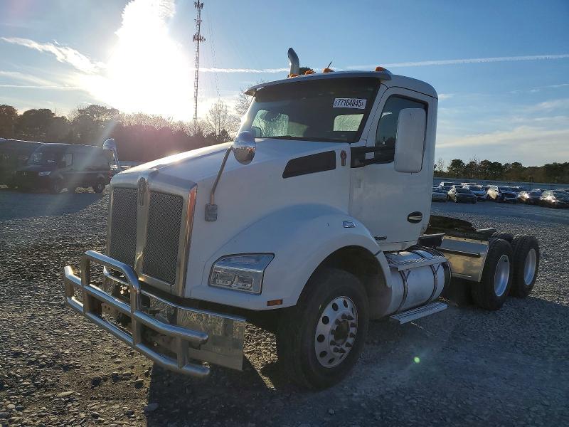 2017 Kenworth T880 Semi Truck