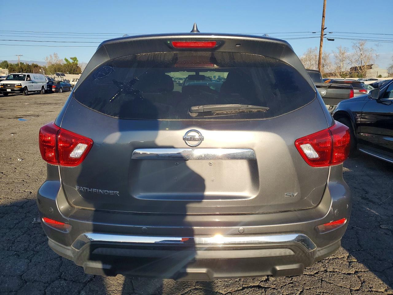 2020 Nissan Pathfinder sv