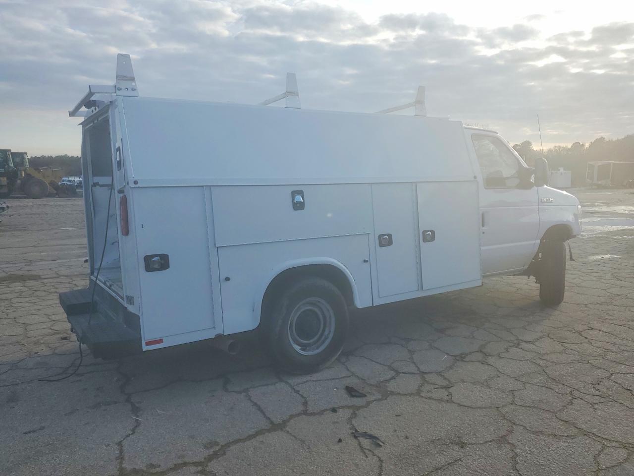 2022 Ford Econoline E350 Super Duty Cutaway Van