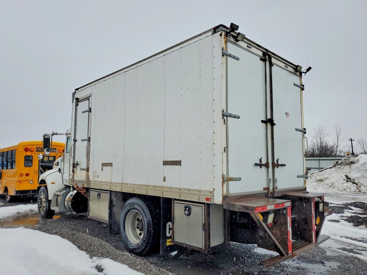 2016 Peterbilt 337 BOX Truck