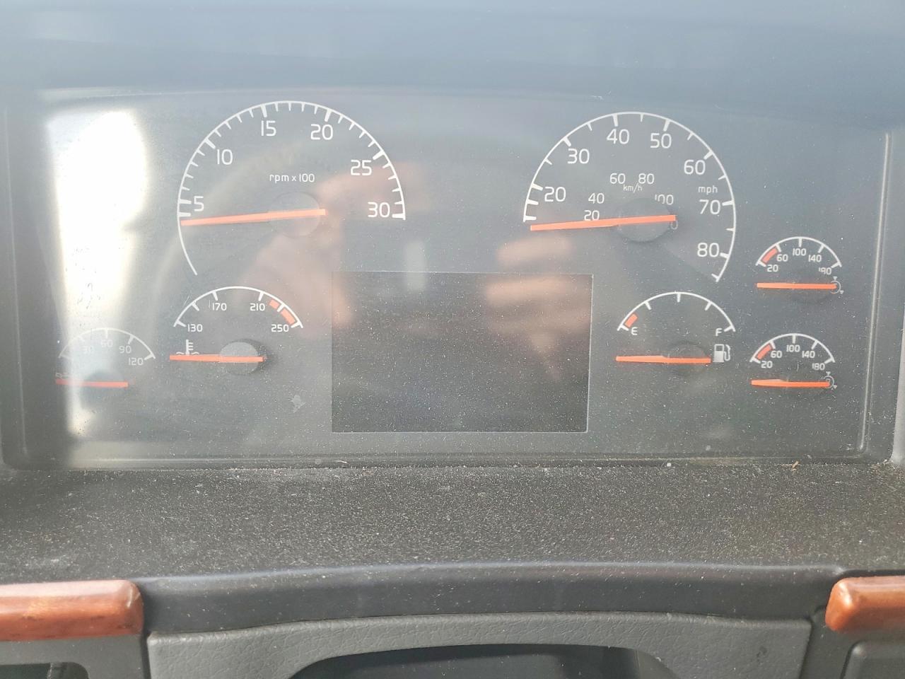 2010 Volvo VNL Semi Truck