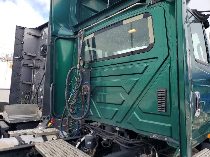 2015 International LF687 Semi Truck