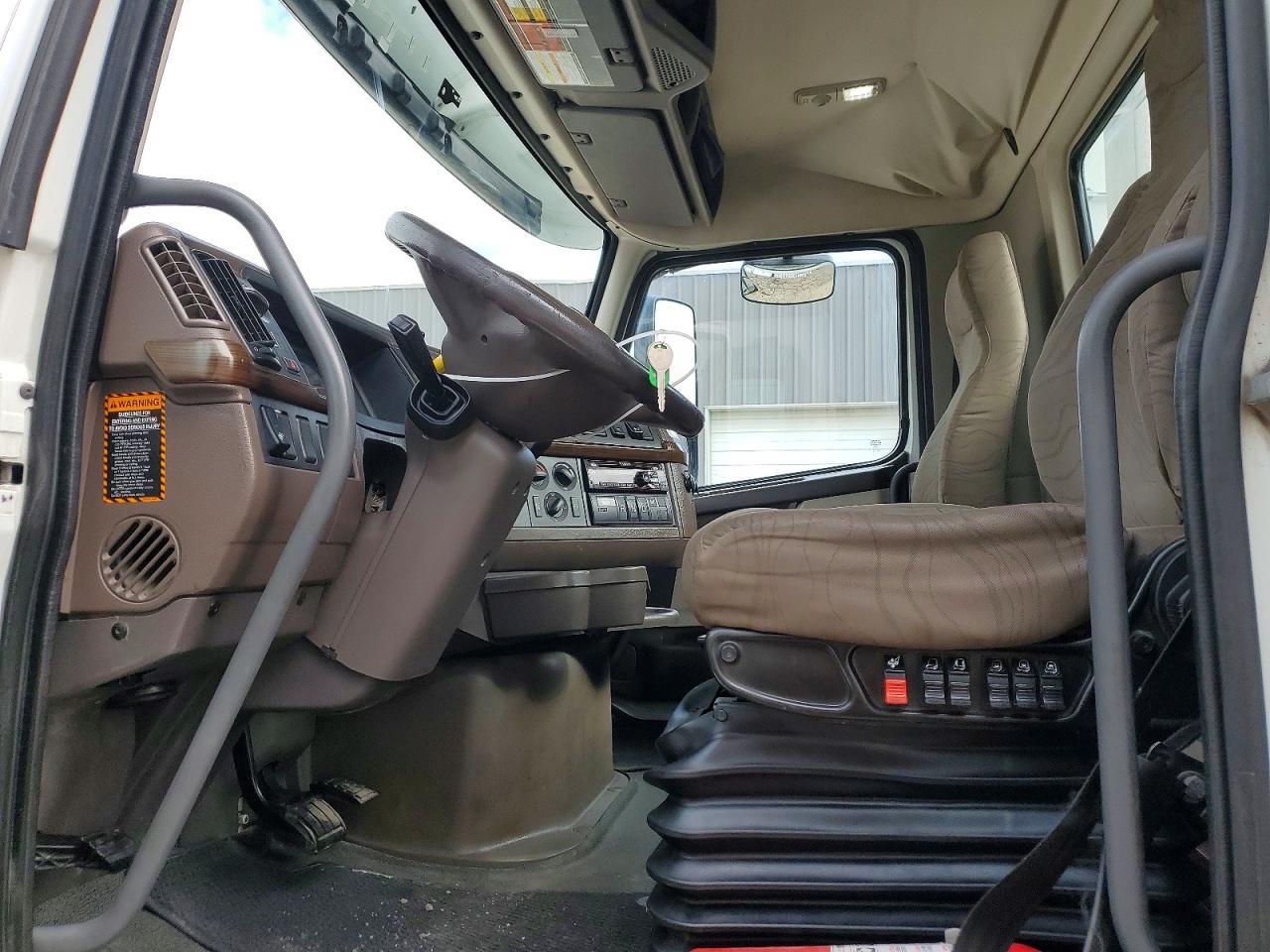 2016 Volvo VNL 670 Semi Truck