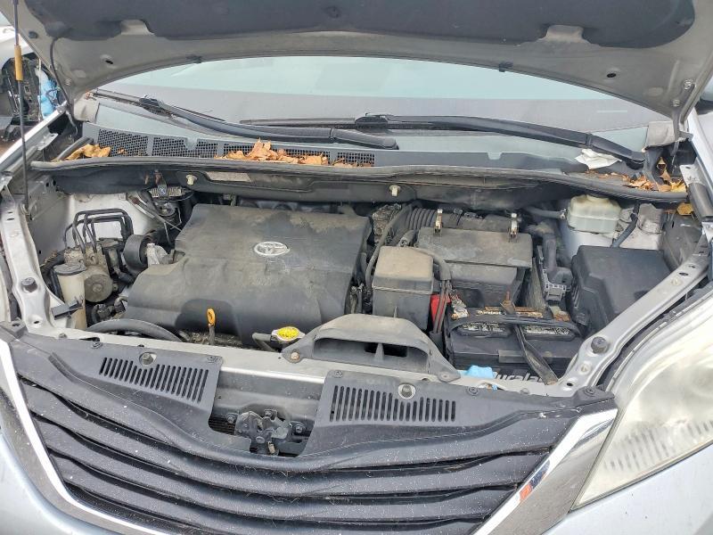 2012 Toyota Sienna le 8 Passenger