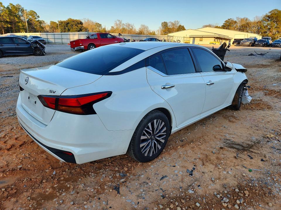 2023 Nissan Altima sv