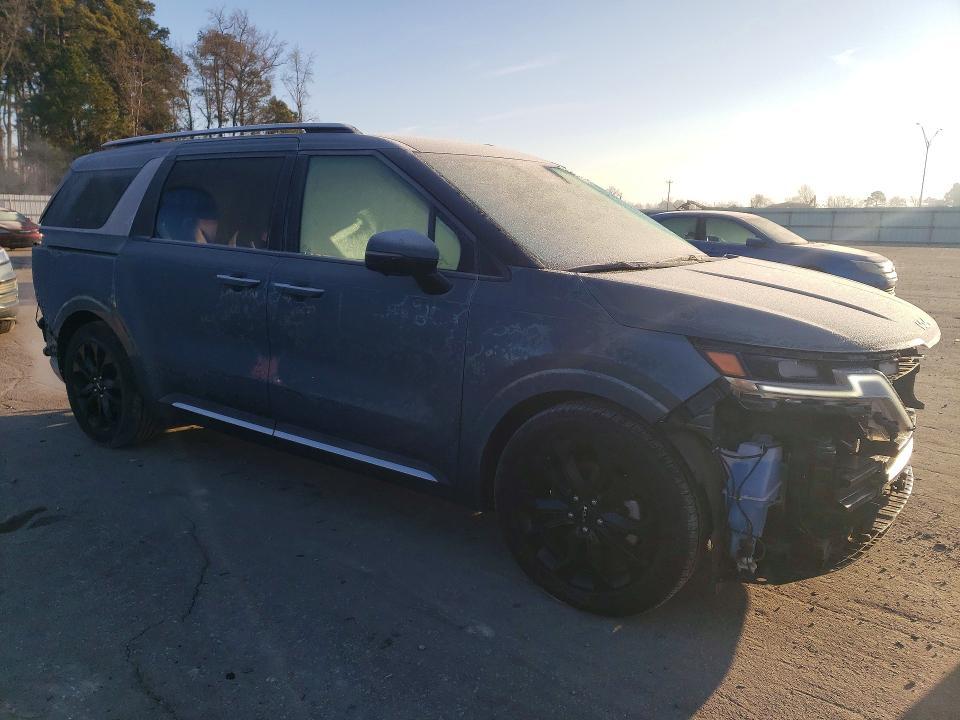 2023 KIA Carnival sx