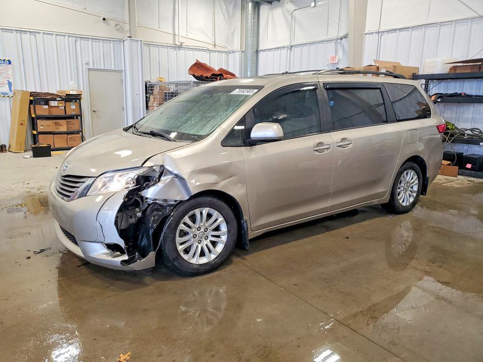 2017 Toyota Sienna xle 8-passenger