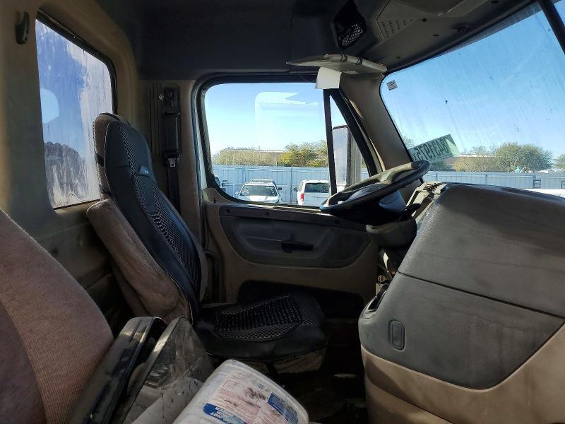 2015 Freightliner Cascadia Semi Truck