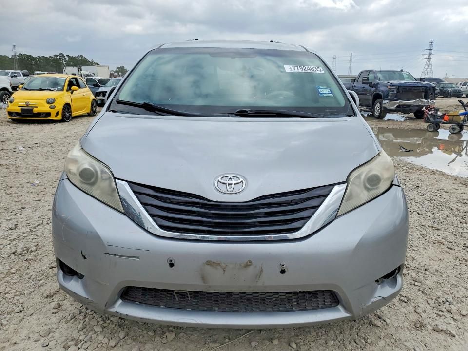 2011 Toyota Sienna le 8-passenger