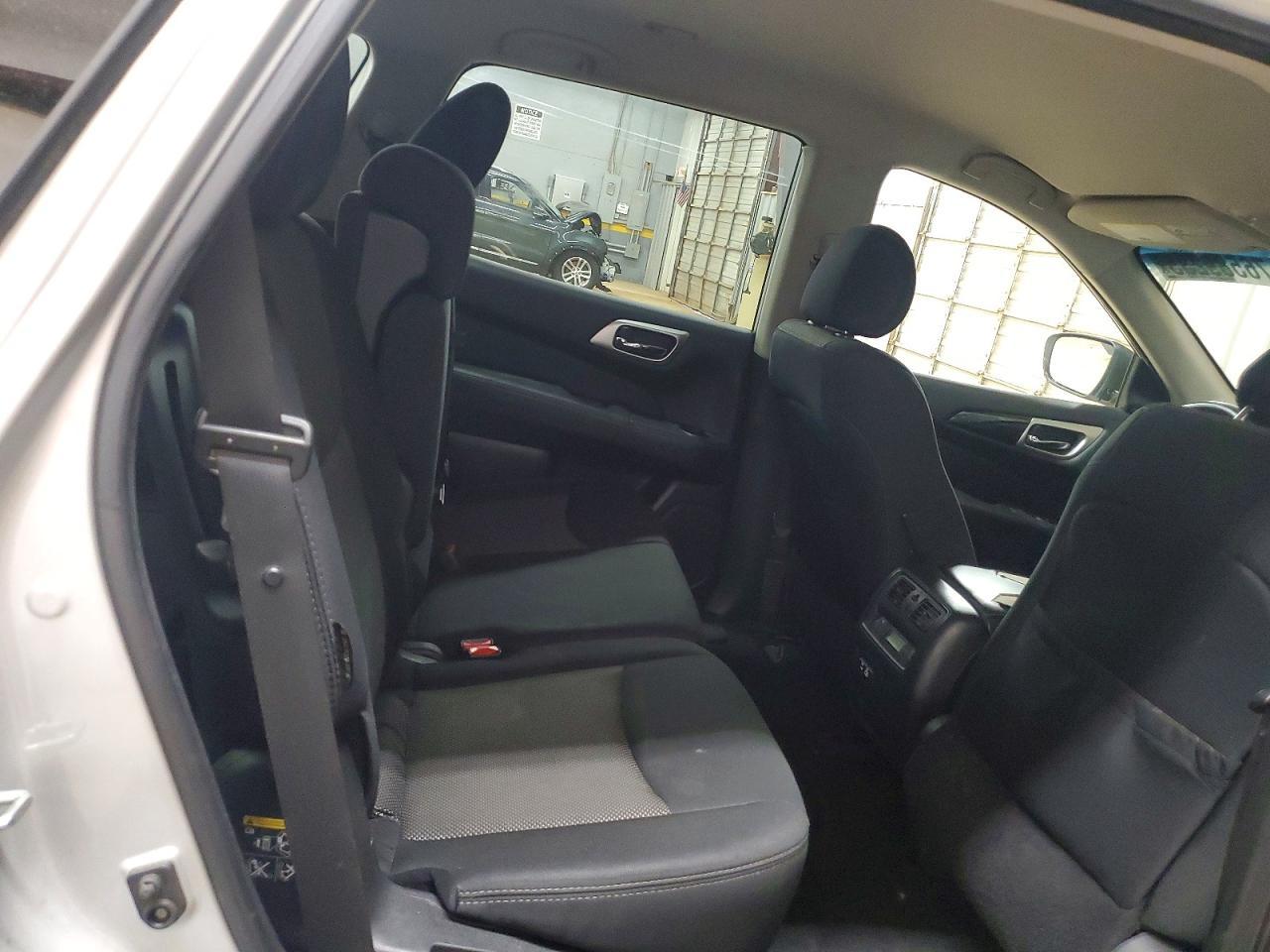 2020 Nissan Pathfinder sv