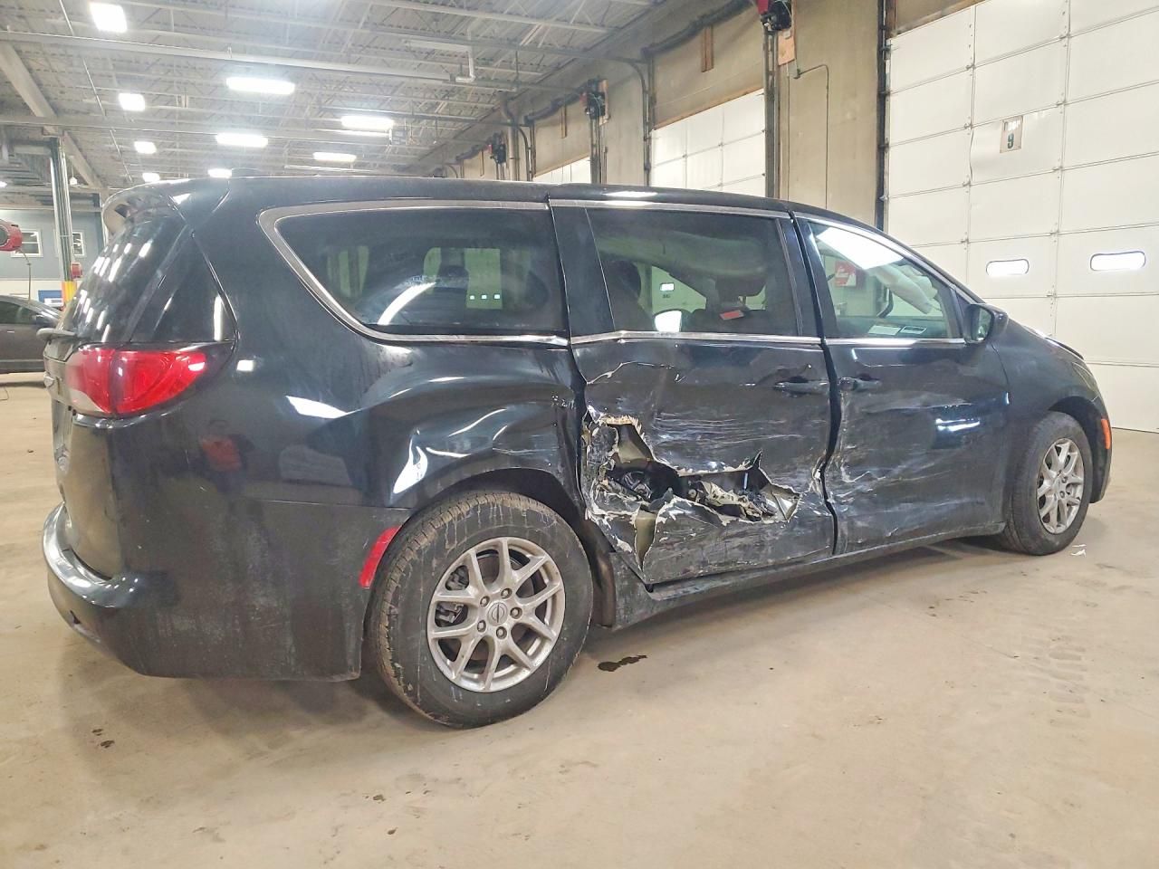 2022 Chrysler Voyager lx