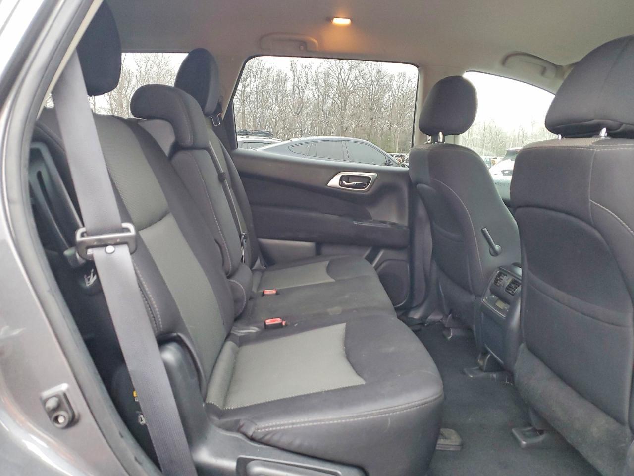 2017 Nissan Pathfinder sv