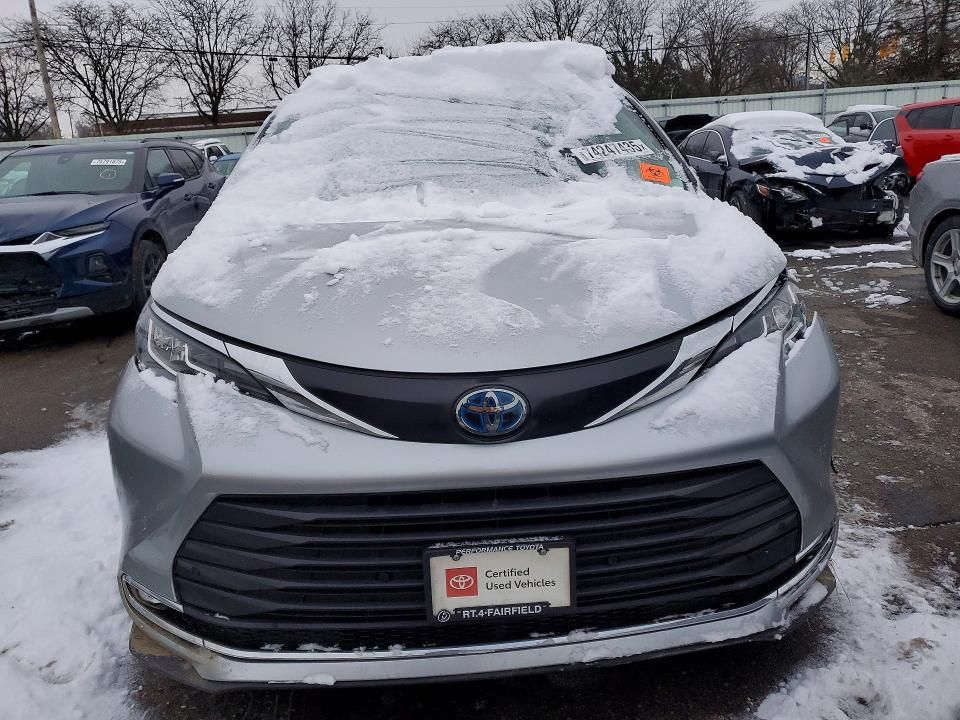 2023 Toyota Sienna xle