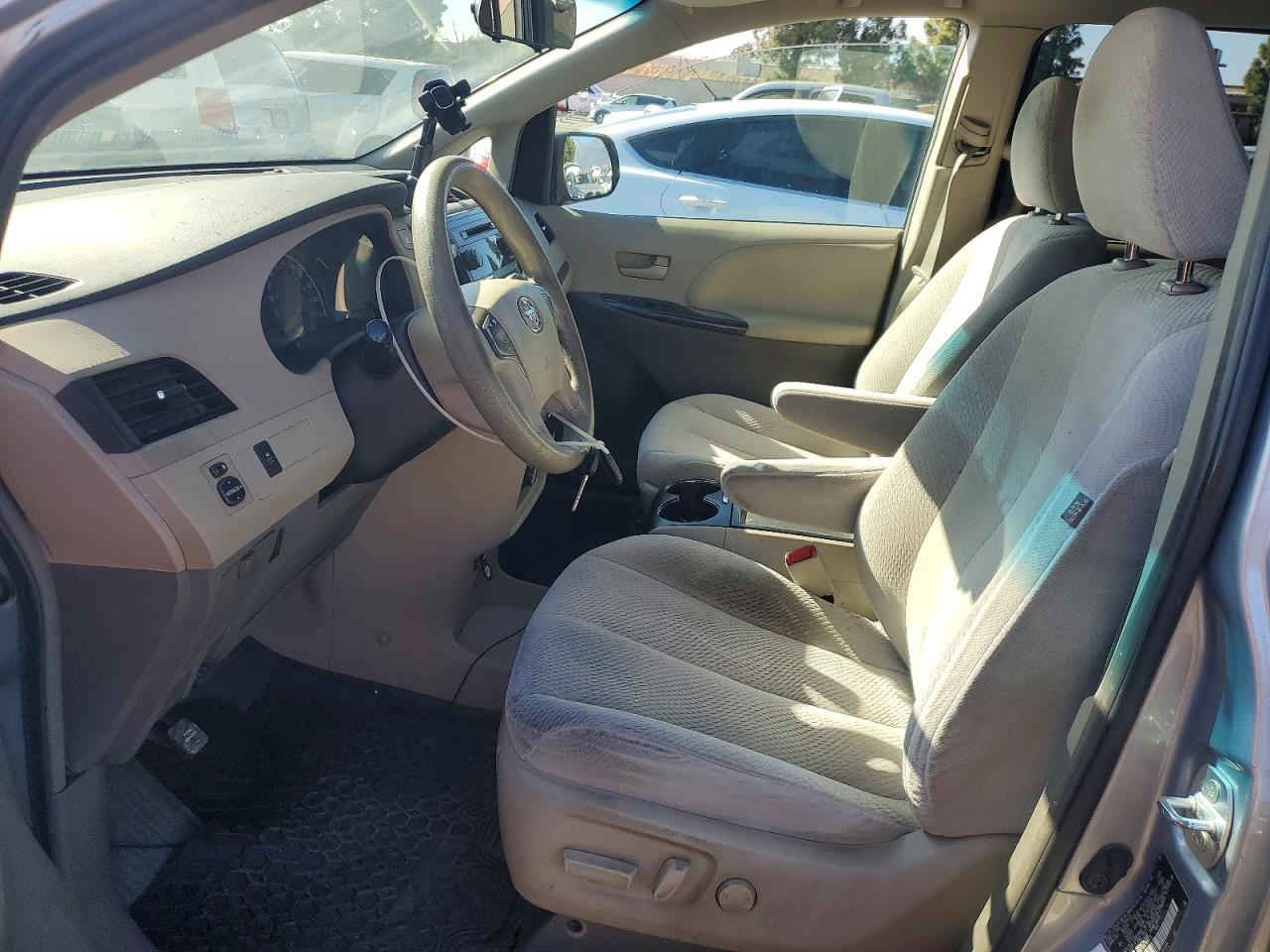 2013 Toyota Sienna le