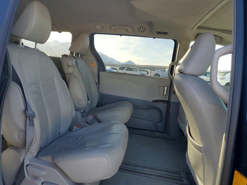 2011 Toyota Sienna xle 8-passenger