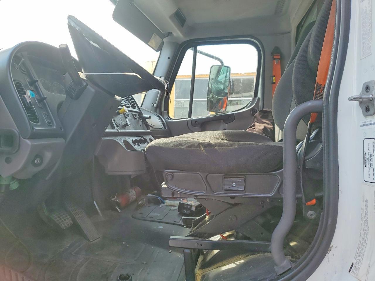 2015 Freigliner 2015 Freightliner Business Class M2 Refrigerated B