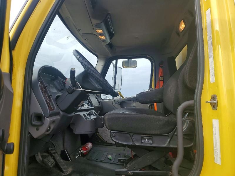 2016 Freightliner Business Class M2 BOX Truck