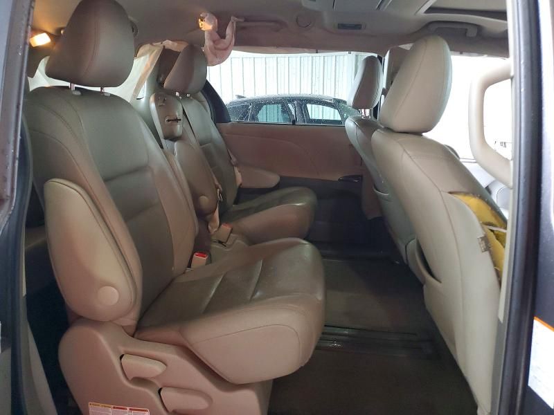 2015 Toyota Sienna xle Premium 8-passenger