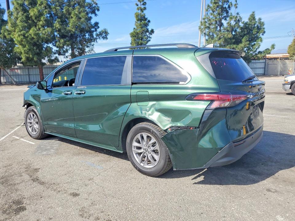 2022 Toyota Sienna xle 8-passenger