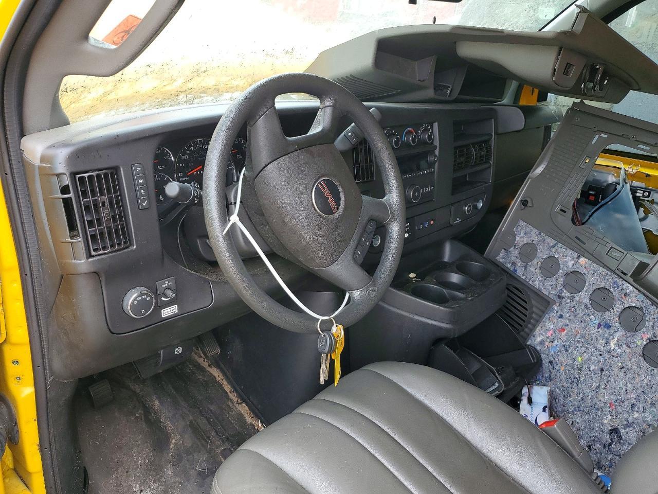 2023 GMC Savana CUT-BOX Truck