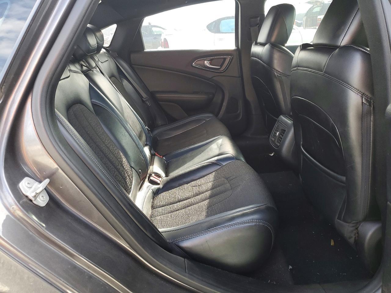 2015 Chrysler 200 s
