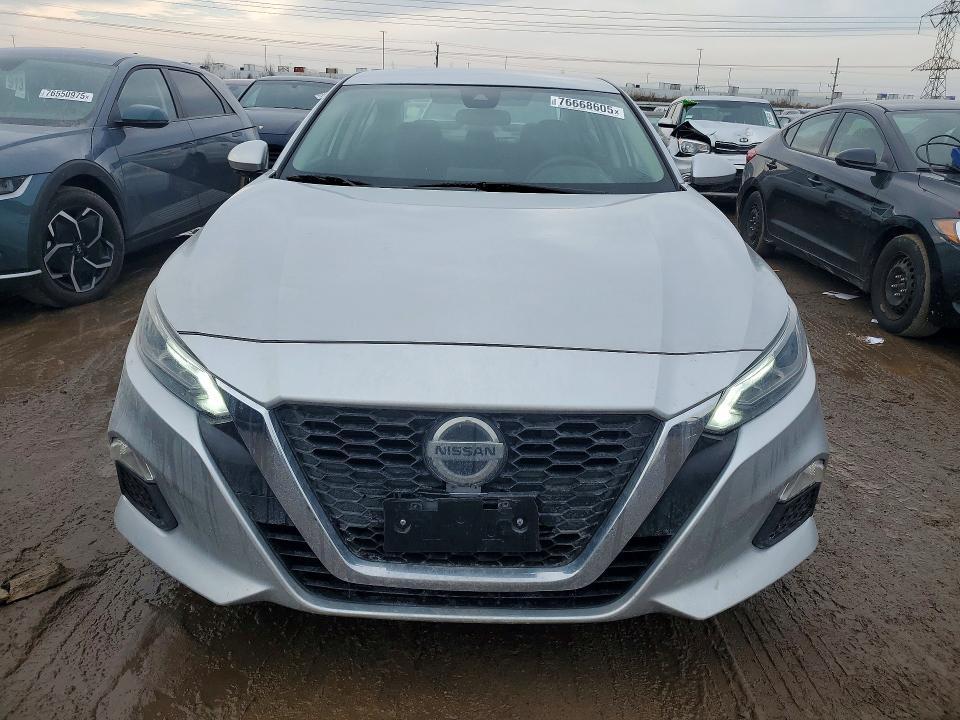 2022 Niss Altima