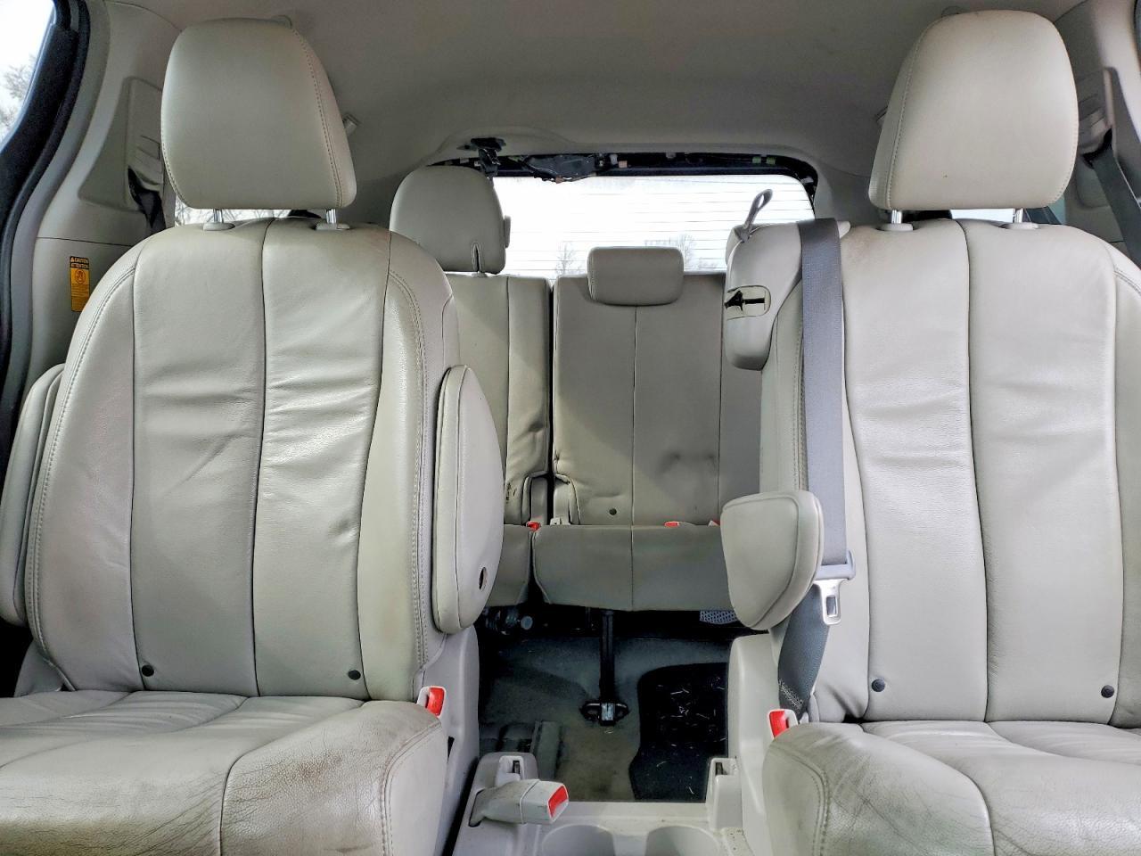 2014 Toyota Sienna xle 8-passenger
