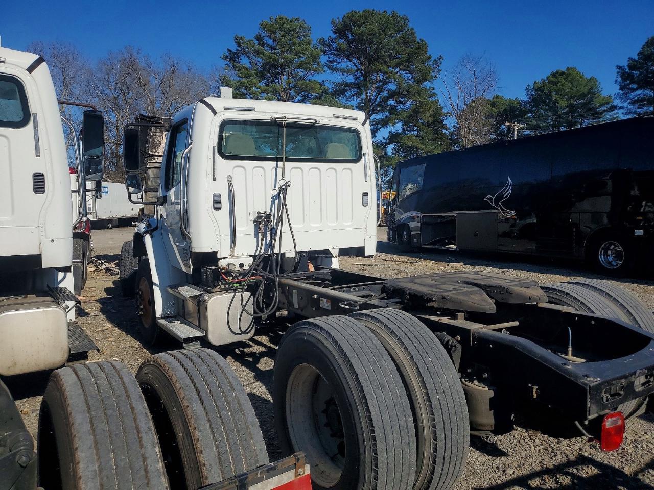 2010 Freigliner 2010 Freightliner Business Class M2 Semi Truck