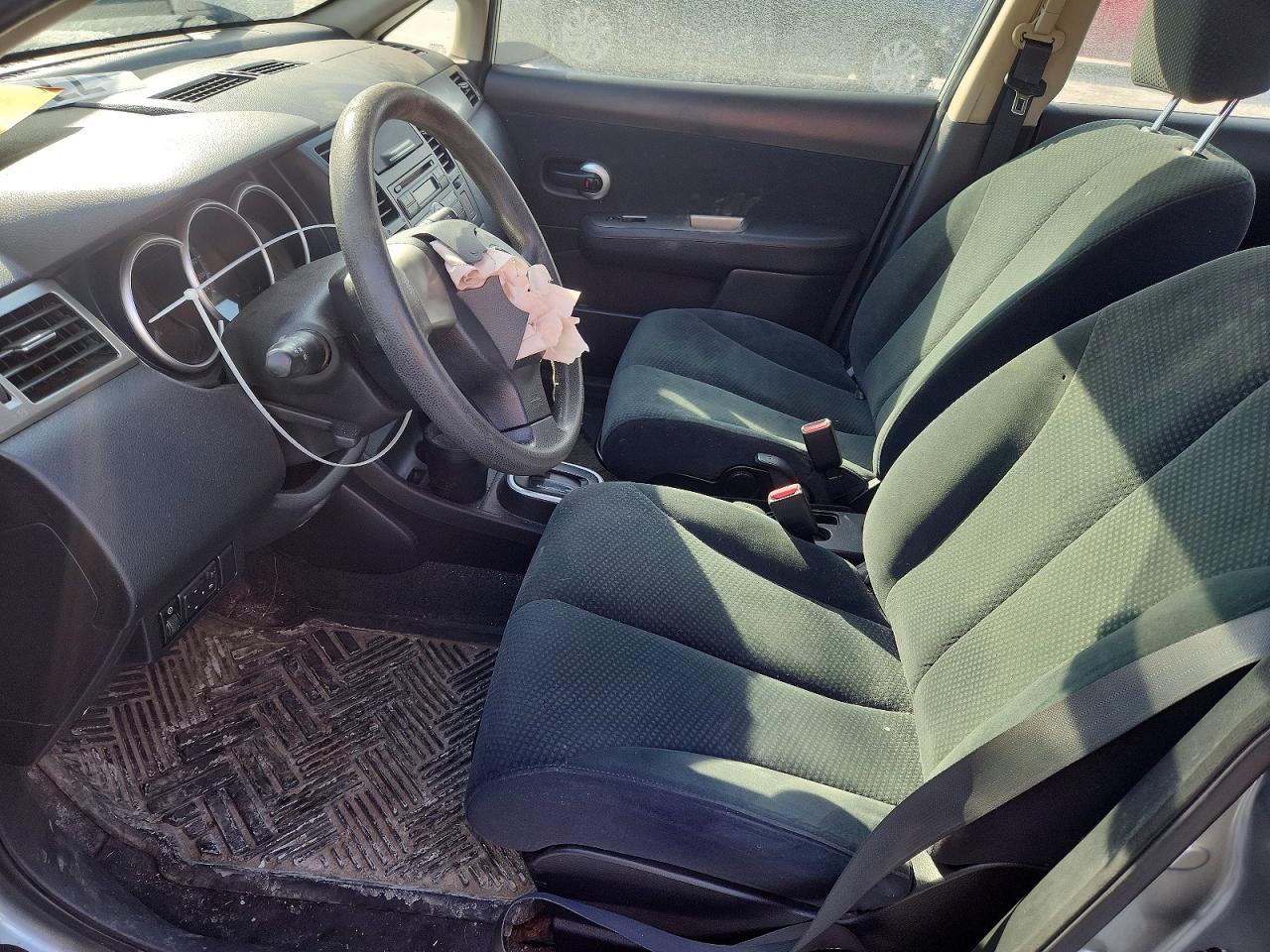 2011 Niss Versa s