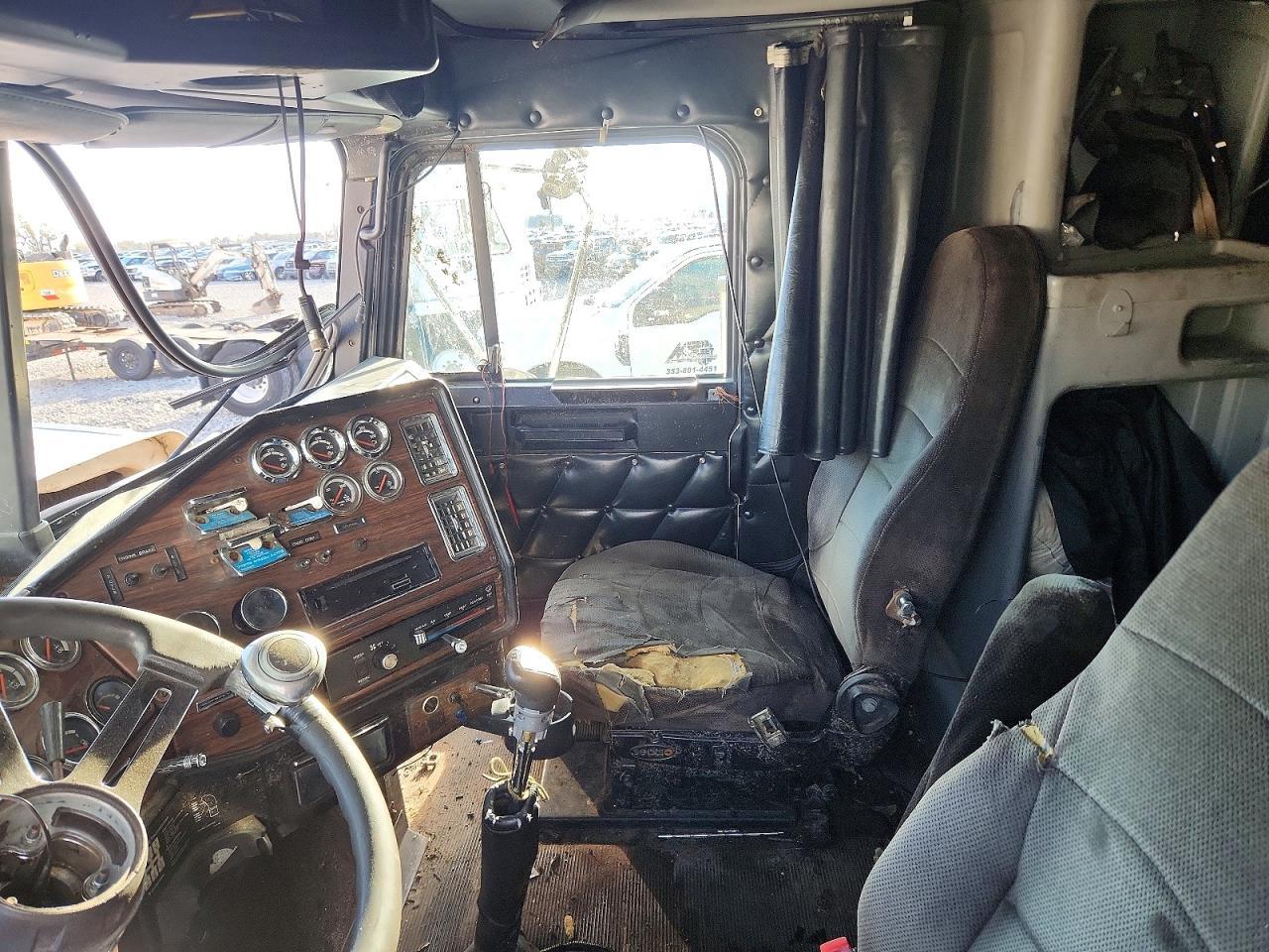 2001 Freigliner 2001 Freightliner FLD132 Semi Truck