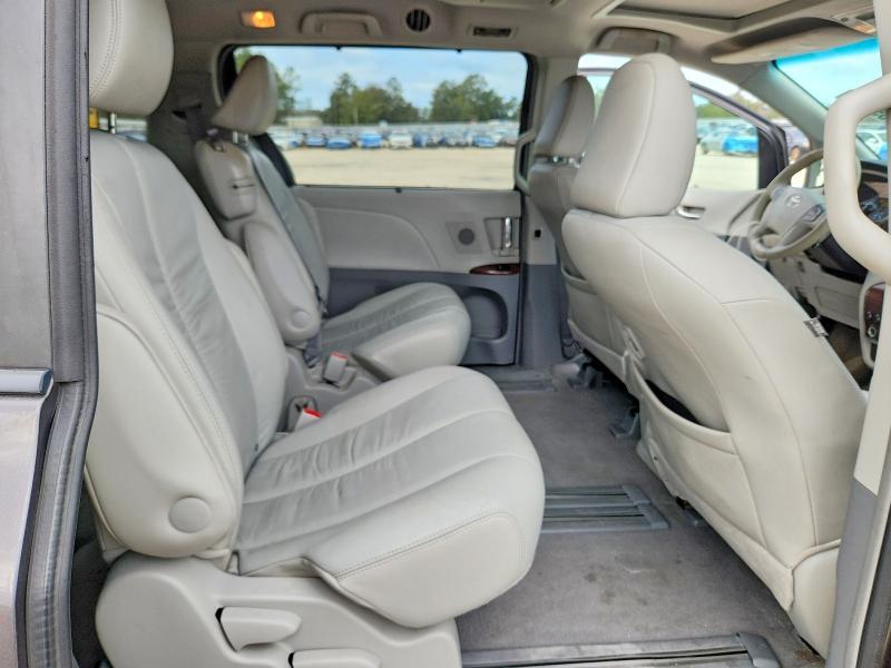 2011 Toyota Sienna xle 8-passenger