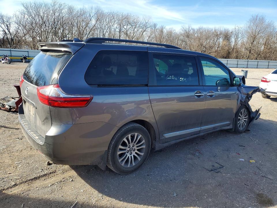 2020 Toyota Sienna xle