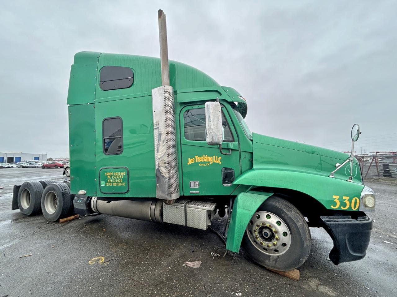 2006 Freightliner Convention Semi Truck